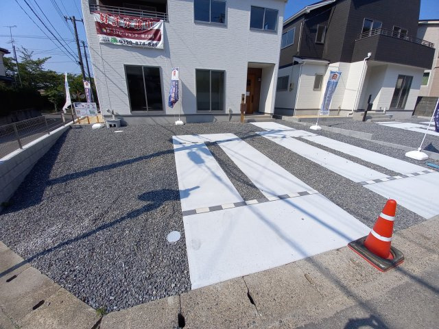 【佐糠町東　3期　こだわりの限定１棟♪】　☆住宅ローンに自信があります☆　の駐車場|同施工◆カースペースの写真です◆
陽当りの良い駐車場は週末の洗車も快適です♪お車の他にも、自転車をとめられそうなスペースもございます。
