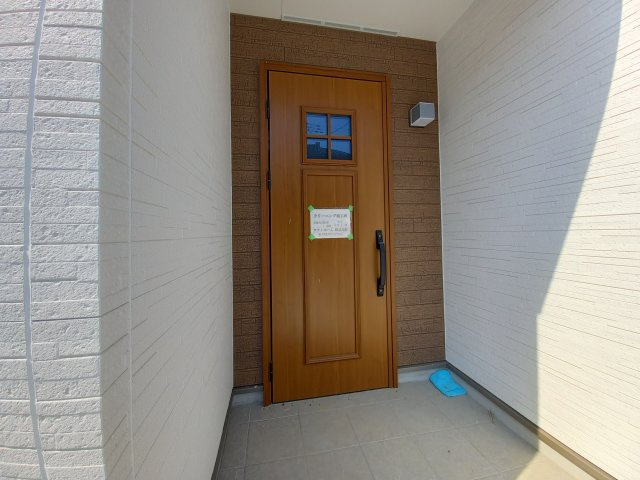 【佐糠町東　3期　こだわりの限定１棟♪】　☆住宅ローンに自信があります☆　の玄関|同施工◆一緒に理想の住まいを見つけましょう！（＾＾）
お住まいの相談だけでなく、地域の事についても是非お気軽に尋ねてください！
お問い合わせは不動産プラスまで☆

