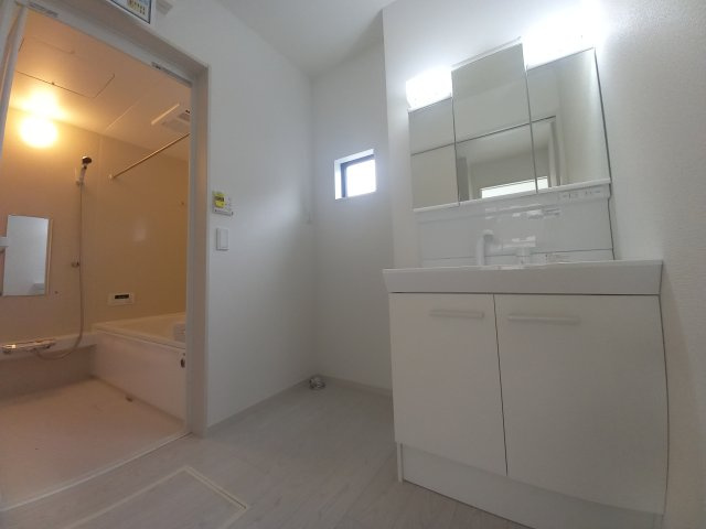 【いわき市平中神谷1期　2号棟】　◇◆＼期間限定キャンペーン開催♪／◇◆の独立洗面台|同施工◆洗面所の写真です◆　洗面台は朝をすっきりさせてくれる空間としては大切な空間です。バタバタしている忙しい朝でも収納が多い洗面台では短い時間で効率良く支度ができます。

