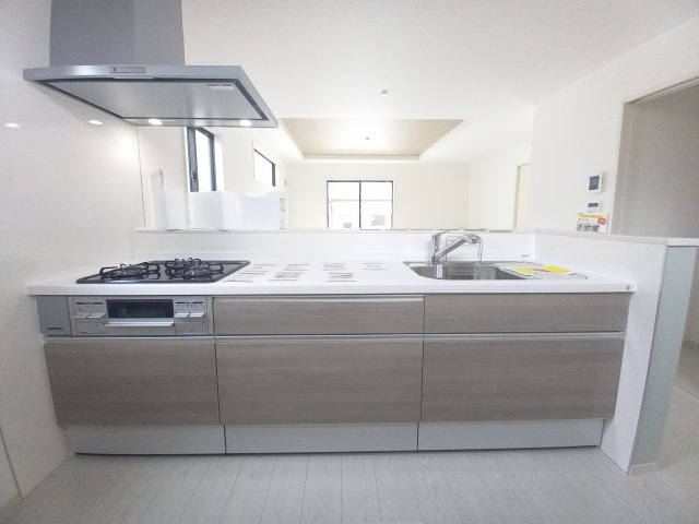 【いわき市平中神谷1期　2号棟】　◇◆＼期間限定キャンペーン開催♪／◇◆のキッチン|同施工◆キッチンの写真です◆　目の前にリビングが広がる対面キッチンを採用、キッチンからリビング全体を見渡せる子育て中のご家族にも嬉しい造りです！キッチンでお料理をお楽しみください♪
