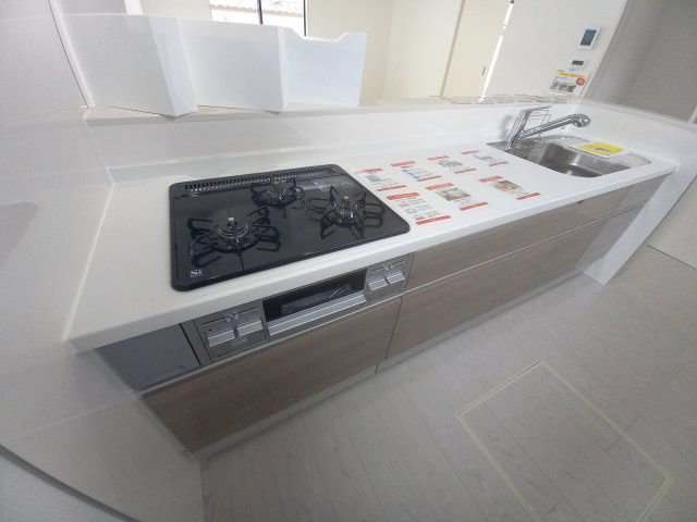 【いわき市平中神谷1期　2号棟】　◇◆＼期間限定キャンペーン開催♪／◇◆のキッチン|同施工◆キッチンの写真です◆　デザイン性と機能性を兼ね備えたキッチンです。　収納力も大満足◎　対面式キッチンは、家族の会話が途切れませんね♪


