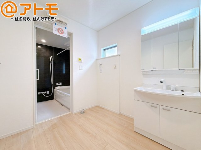 【独立洗面台】 | 葵区羽鳥第11　新築戸建　1号棟 | シャワータイプの洗面台は、洗濯物の土汚れなどの予洗いもしやすいため、お子様のいるご家庭でも大活躍！