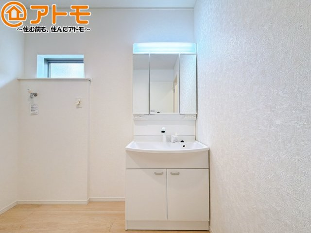 【独立洗面台】 | 葵区羽鳥第11　新築戸建　1号棟 | 三面鏡の中は収納になっているため、スッキリとした洗面台を保つことができます♪