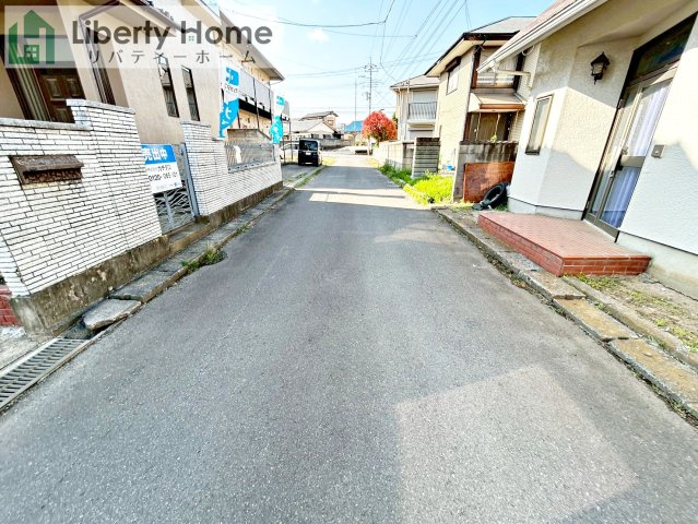 笠間市下郷　中古戸建の前面道路含む現地写真