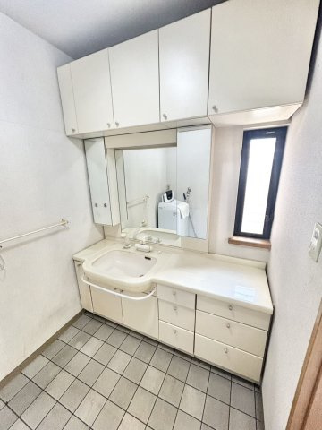 石岡市府中　住友林業施工住宅　の独立洗面台|収納たっぷりの洗面化粧台