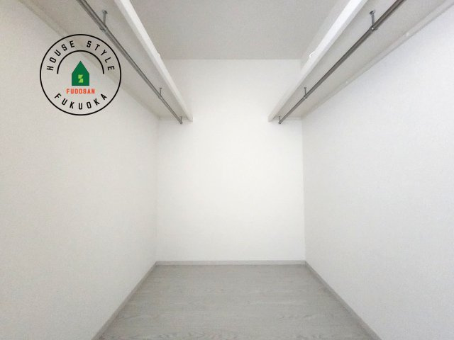 大野城市若草2丁目第2-1棟（1号棟）の収納|洋服や大きな荷物が多い方や人数の多いご家族などは、一般的なクローゼットよりもウォークインクローゼットのほうが使い勝手が良いです。