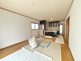 【居間・リビング】 | 北野田　中古戸建 | 令和８年１月リフォーム完了予定！家族団らんに広々約16.3帖のLDKが自慢です♪