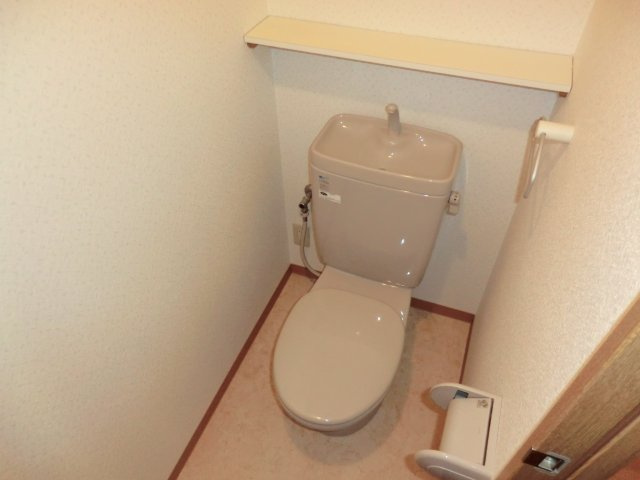 落ち着いた色調のトイレです☆