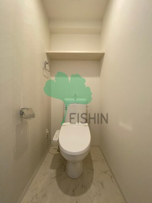 【トイレ】 | LANDIC Y138(ランディックY138) | 棚付きのトイレで温水洗浄暖房便座ももちろんついています！