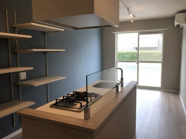 フェリース村松　アイランドキッチン　ウォークインクロゼット　リノベーションのキッチン