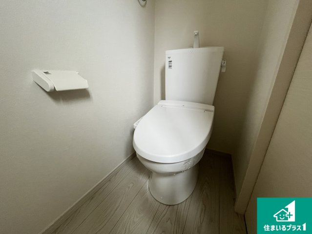 草津市木川町　第1期　新築一戸建てのトイレ|1・2階の2ヶ所にあるので、朝の忙しい時間の順番待ちもなく、深夜の利用にも大変便利です。