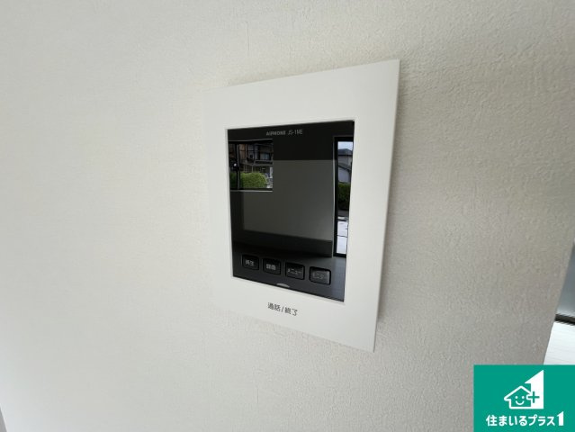 草津市木川町　第1期　新築一戸建ての防犯設備|カラーモニターインターホン！声だけでなく来訪者の姿や顔がモニターで確認できるので、小さなお子様がいらっしゃるご家庭でも安心できます！
