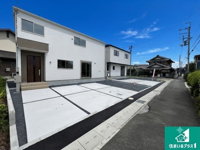 草津市木川町　第1期　新築一戸建ての前面道路含む現地写真|周辺は閑静な住宅街！前面道路広々で車の出し入れも便利です。駐車が苦手な方でも安心して車庫入れできます！