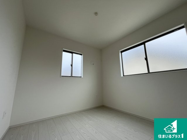 草津市木川町　第1期　新築一戸建ての洋室|シンプルな洋室は、自分好みのインテリアが楽しめます♪ご家族とインテリアや家具を選びに行くのは新築購入時の醍醐味の一つです。ぜひお楽しみください♪