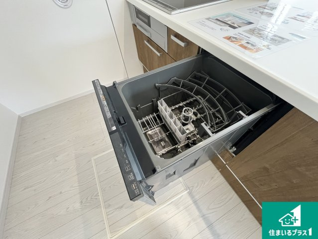 草津市木川町　第1期　新築一戸建ての設備|食事後の一仕事、食器洗いをボタン一つでお任せできちゃいます！場所を取らないビルトイン式なので、お料理スペースもしっかり確保！

