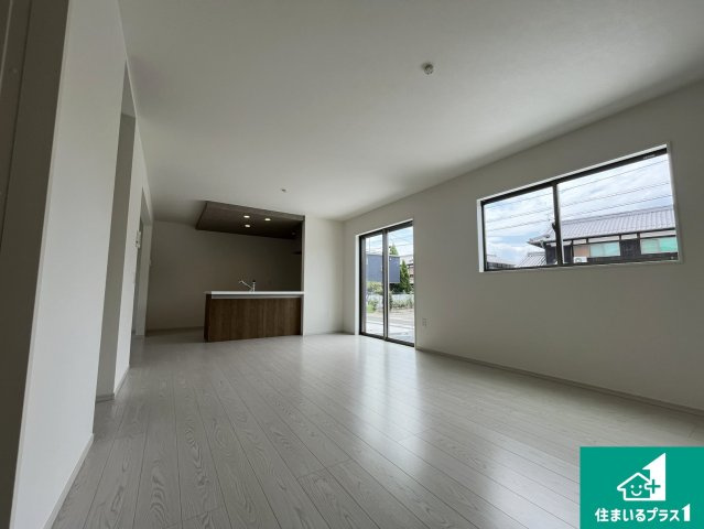 草津市木川町　第1期　新築一戸建ての居間・リビング|シンプルなリビングは、観葉植物等のインテリアを楽しめますね！パパ好みにも、ママ好みにも家具次第で雰囲気を変えることができます！