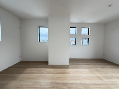 【洋室】 | うるま市与那城屋慶名2期（全6棟）1・3号棟 | 3号棟　洋室10帖♪間仕切り可能な2ドア1ルーム♪CL×2ヶ所＋収納付き♪