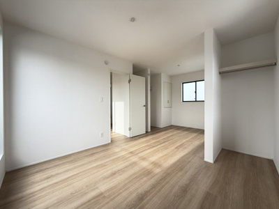 【洋室】 | うるま市与那城屋慶名2期（全6棟）1・3号棟 | 3号棟　洋室10帖♪間仕切り可能な2ドア1ルーム♪CL×2ヶ所＋収納付き♪