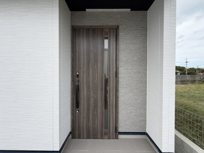 【玄関】 | うるま市与那城屋慶名2期（全6棟）1・3号棟 | 3号棟　スマートキー付き♪