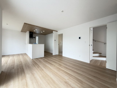 【居間・リビング】 | うるま市与那城屋慶名2期（全6棟）1・3号棟 | 3号棟　LDK19.5帖♪カウンター＆リビング収納付き♪