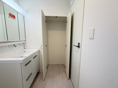 【収納】 | うるま市与那城屋慶名2期（全6棟）1・3号棟 | 3号棟　三面鏡付き洗髪洗面化粧台♪洗面室収納付き♪