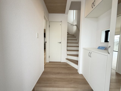 【玄関】 | うるま市与那城屋慶名2期（全6棟）1・3号棟 | 3号棟　十分な収納付き玄関♪