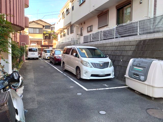 横浜線【 成瀬 】駅７分　年間賃料114万　利回約5.7の駐車場|敷地内には駐車場が３台分ございます（空き無し）。また、別途近隣の駐車場もございます（空き状況都度要確認）。