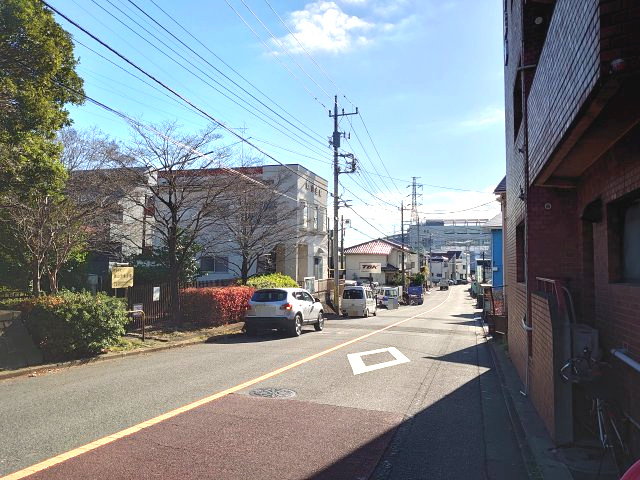 横浜線【 成瀬 】駅７分　年間賃料114万　利回約5.7の展望|物件から南側を見た状況です。前面道路も整備されており、道路向こうには公園があるため、子育て世帯にも好まれています。