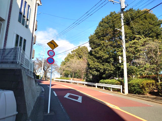 横浜線【 成瀬 】駅７分　年間賃料114万　利回約5.7の展望|物件から北側を見た状況です。この道路先にも別途公園がございます。当前道路は車通りも少なく、閑静な住宅街といったところです。