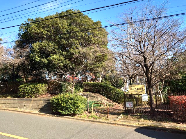 横浜線【 成瀬 】駅７分　年間賃料114万　利回約5.7の周辺|物件目の前の公園入口です。駅７分で、身近に緑に触れらる環境は大切です。