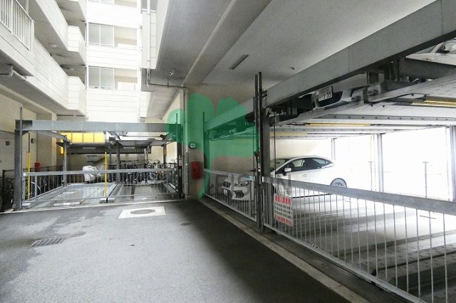 アルティザ博多プレミアの駐車場