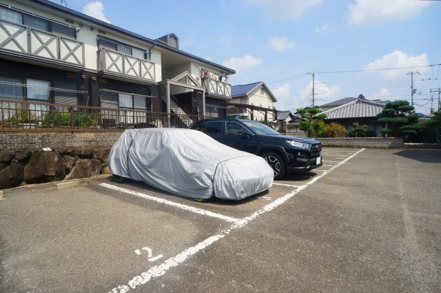 メゾンソワニエＢの駐車場