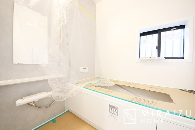 【周辺】 | 高級感漂う洗面台です。鏡の後ろの収納棚もとても充実しております。コスメが大好きな奥様も、女子力高いご主人様もきっとご満足いただける収納力です。三面鏡なので、ヘアセットにも便利です。
