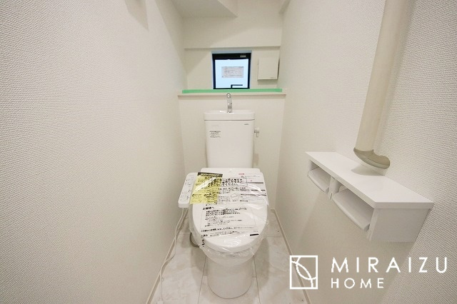 【前面道路含む現地写真】 | 空気の換気と窓からの光の明るさに配慮した清潔感のあるトイレ、ご自分の好きなアロマや芳香剤を置いて落ち着く空間を演出、一人になれる空間ですから、リラックスしたいですね。
