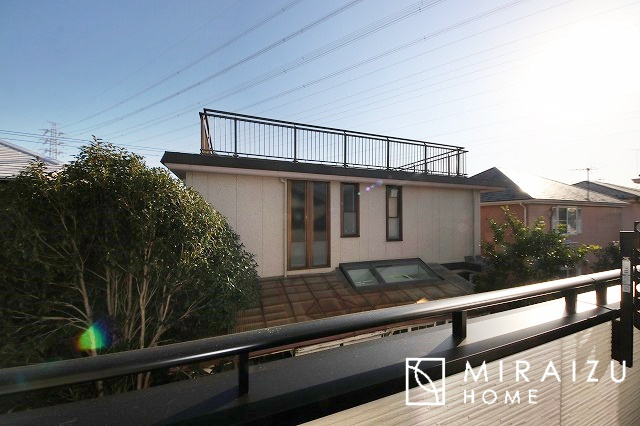 【その他】 | ■３口コンロ■
3口コンロ付きなので、お料理がすごくはかどります。煮込み料理をしながら、焼き物や汁物などをパパパッとお料理可能です。コンロの数が多いことで時短料理も可能になるのが嬉しいですね。
