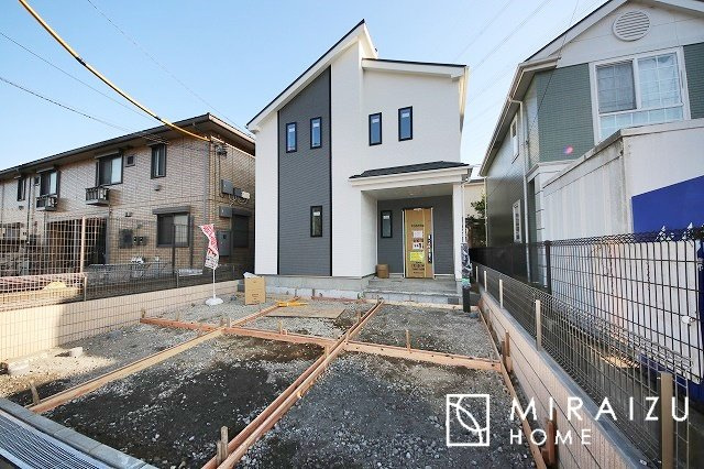 【外観】 | 青く澄み渡った綺麗な空と、陽の光をたっぷりと受ける、そんな新築住宅で新生活をスタートしてみませんか？見学・ご相談等、ミライズホーム(株)までお気軽にご連絡下さい。