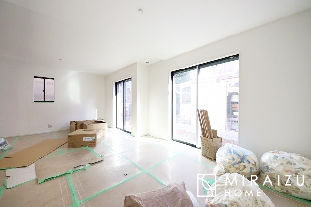 【前面道路含む現地写真】 | 陽当たりが心地の良いリビング空間です。日中はカーテンを開けて自然な光を取り込みリラックスして過ごしたいですね、照明器具もセンスの良いものを使いたいですね。
