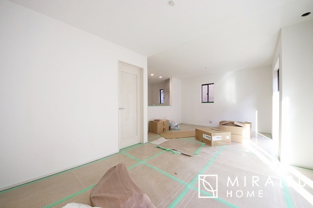 【前面道路含む現地写真】 | 大きな窓が特徴の南向きリビングでは、太陽光も沢山取り込むことが出来てお家の中にいても日光浴が可能ですね、開放的な空間です。インテリア選びも楽しそう、ご家族様で相談しながらインテリア配置も楽しみたいです