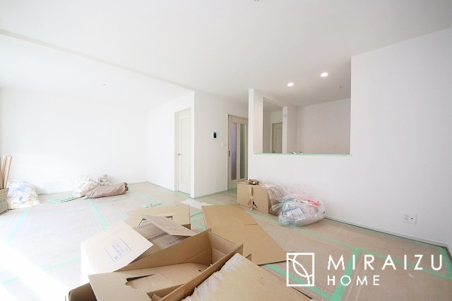 【周辺】 | 明るい光が取り入れられる空間設計のリビングです。インテリア配置もしやすい間取りです。壁や床の色と合わせて落ち着いたインテリアも選びたいですね♪グリーンを飾っても素敵だと思います。
