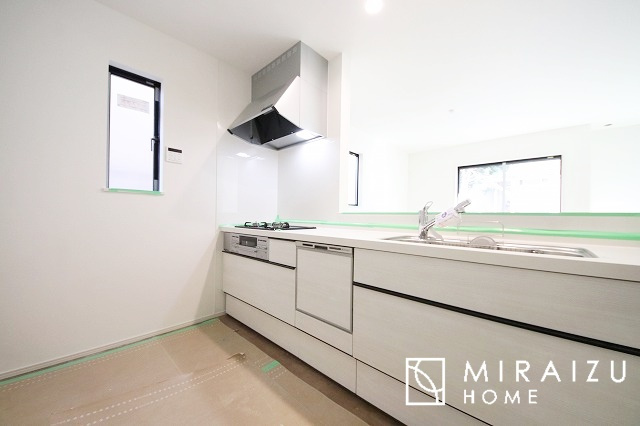 【前面道路含む現地写真】 | 洗練されたキッチンでは毎日の家事を少しでも楽に快適に工夫したいですね、大きいシンクではお皿洗いもストレスフリー、3口コンロでは要領よくお料理も可能です。レンジフードもお掃除がしやすい設計が嬉しい。
