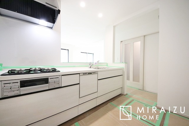 【前面道路含む現地写真】 | スッキリとした形が上品な広々ワイドキッチンです。レンジフードもすっきりとした造りなので圧迫感もございません。窓もあり明るい空間の中で毎日お料理することが可能です。収納スペースも広いのが嬉しいですね。
