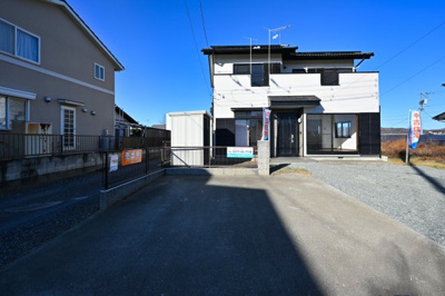 【駐車場】 | 太田市鳥山上町　中古戸建 | 並列駐車可能なカースペースです！お客様も遊びに来やすいですね♪