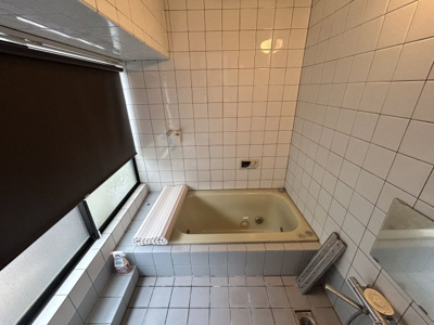 【浴室】 | 荒尾市荒尾売家 | 暖房機完備。採光窓で清潔な浴室！