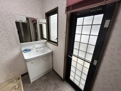 【脱衣所】 | 荒尾市荒尾売家 | 明るい窓と勝手口付き。家事効率を高める洗面室！