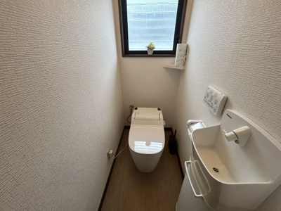 【トイレ】 | 荒尾市荒尾売家 | ロータンク式で手洗いも便利。窓付きで明るいトイレ！