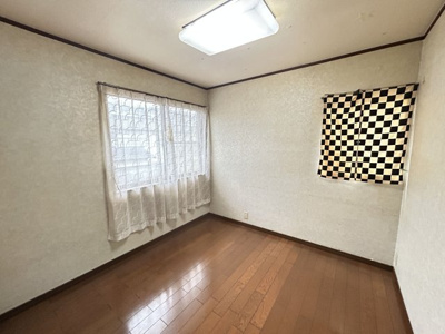 【洋室】 | 荒尾市荒尾売家 | 二面採光で明るさ確保！掃除しやすいフローリング！