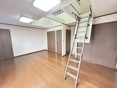 【洋室】 | 荒尾市荒尾売家 | あとから間仕切り可！窓付で明るい多用途小屋裏！