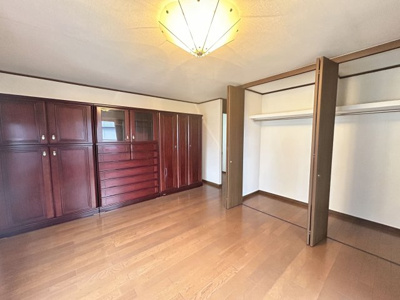 【洋室】 | 荒尾市荒尾売家 | バルコニーに面した主寝室。明るく開放的な空間！