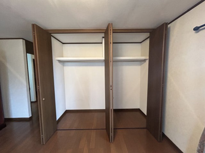 【洋室】 | 荒尾市荒尾売家 | 大容量収納完備。落ち着いた雰囲気の主寝室。