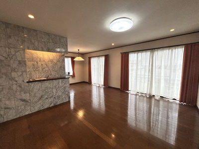 【居間・リビング】 | 荒尾市荒尾売家 | 贅沢な大理石調壁と間接照明。日当たり良好な4LDK！